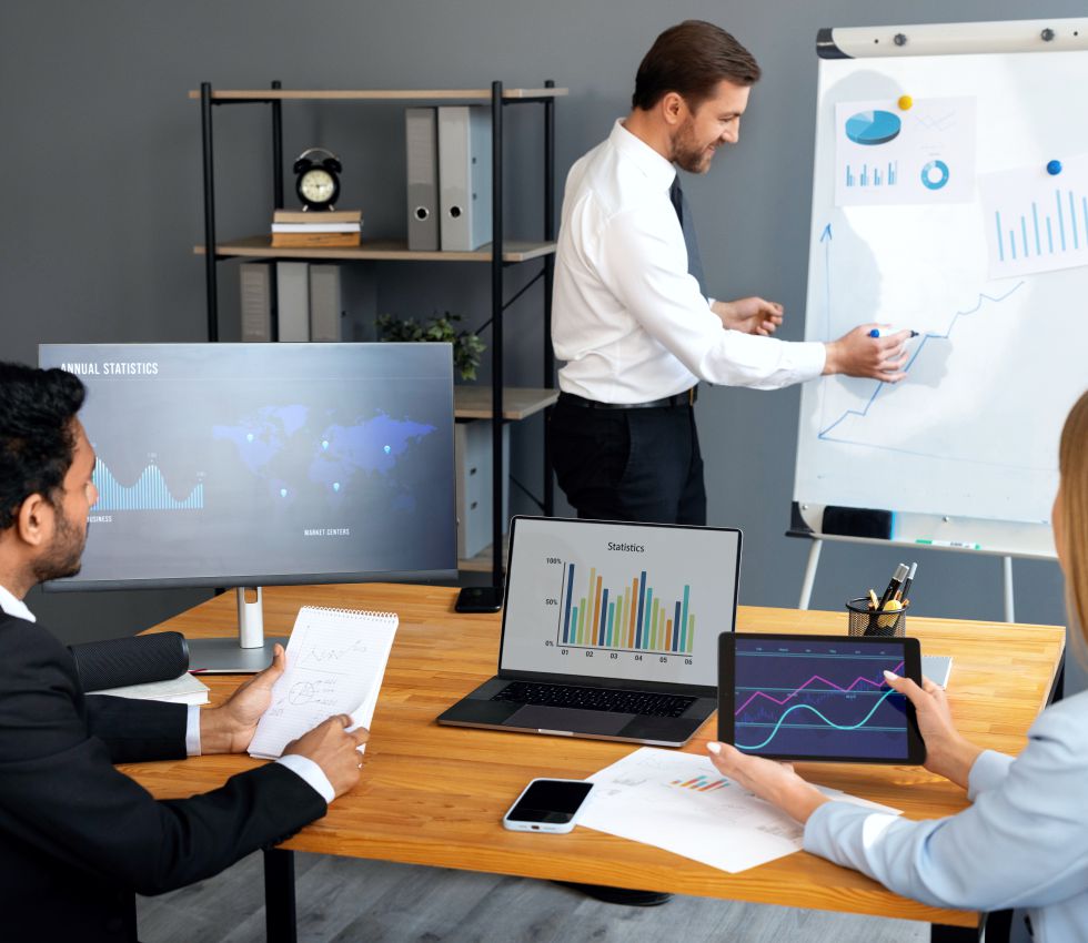 Tecpat-Desarrollo-Operativo Equipo especializado realizando el registro y control de activos fijos y existencias en una empresa